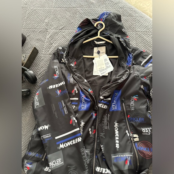 Moncler Rain coat - Picture 2 of 7